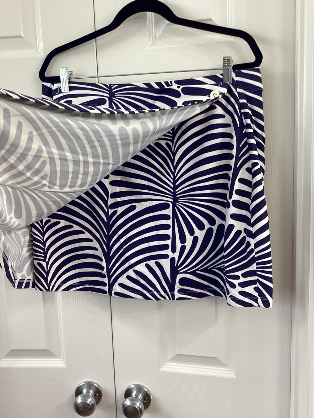 Only worn twice! J. McLaughlin Navy and White Palm-Print skort - Picture 2 of 6